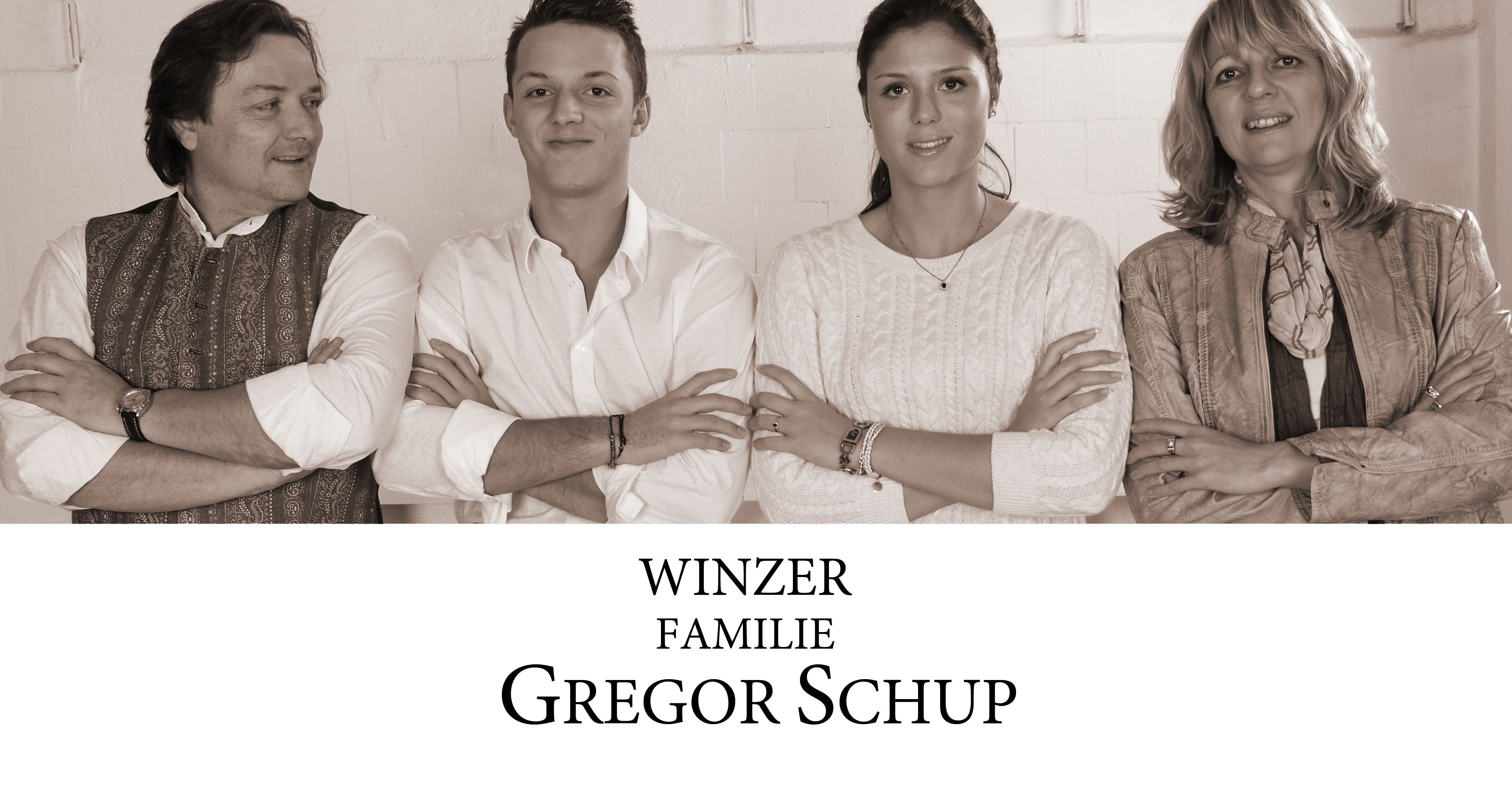 Štyria ľudia stoja vedľa seba, usmievajú sa a majú prekrížené ruky. Pod nimi je nápis "Winzer Familie Gregor Schup".