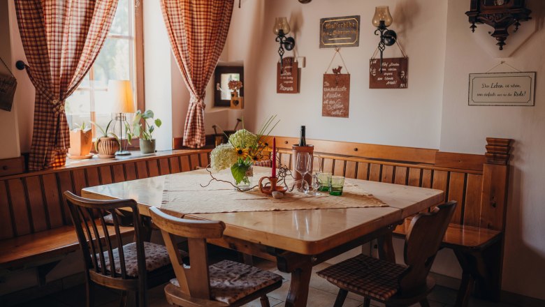 400-year-old wooden ceiling in the guest room, © Niederösterreich Werbung/Daniela Führer