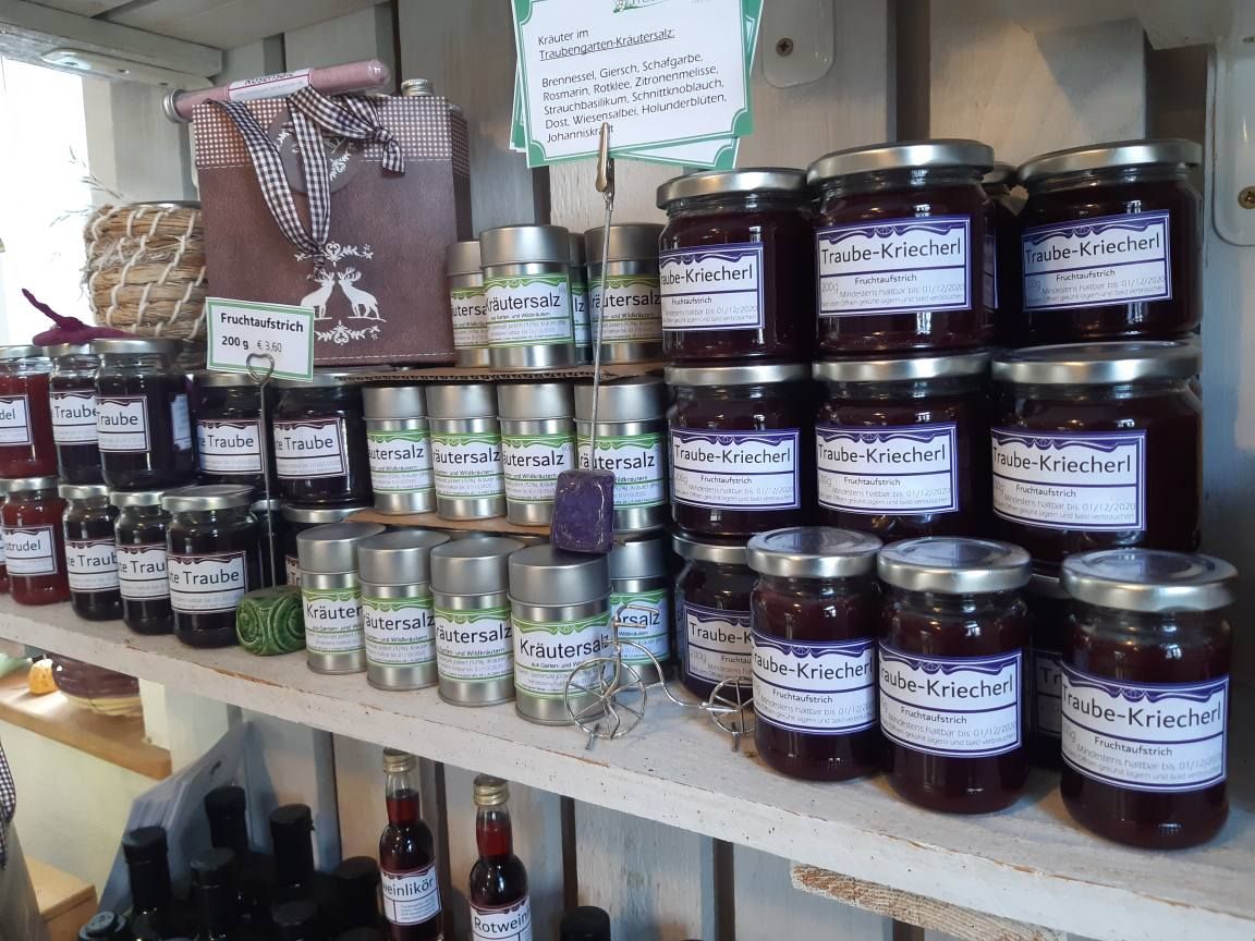 Regál s džemami a bylinkovou soľou vo farmárskom obchode.