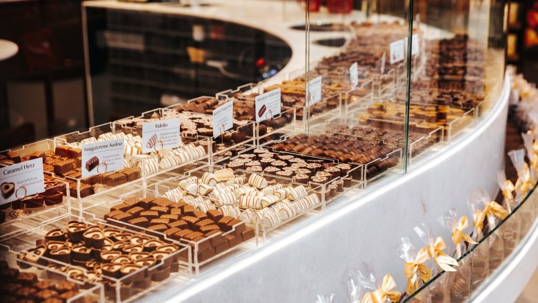 Large selection of chocolates at the fresh food counter, &copy; Philipp Lipiarski