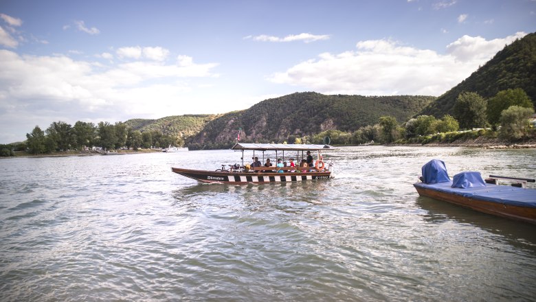 D&uuml;rnstein ferry on the water, &copy; Daniela Matejschek