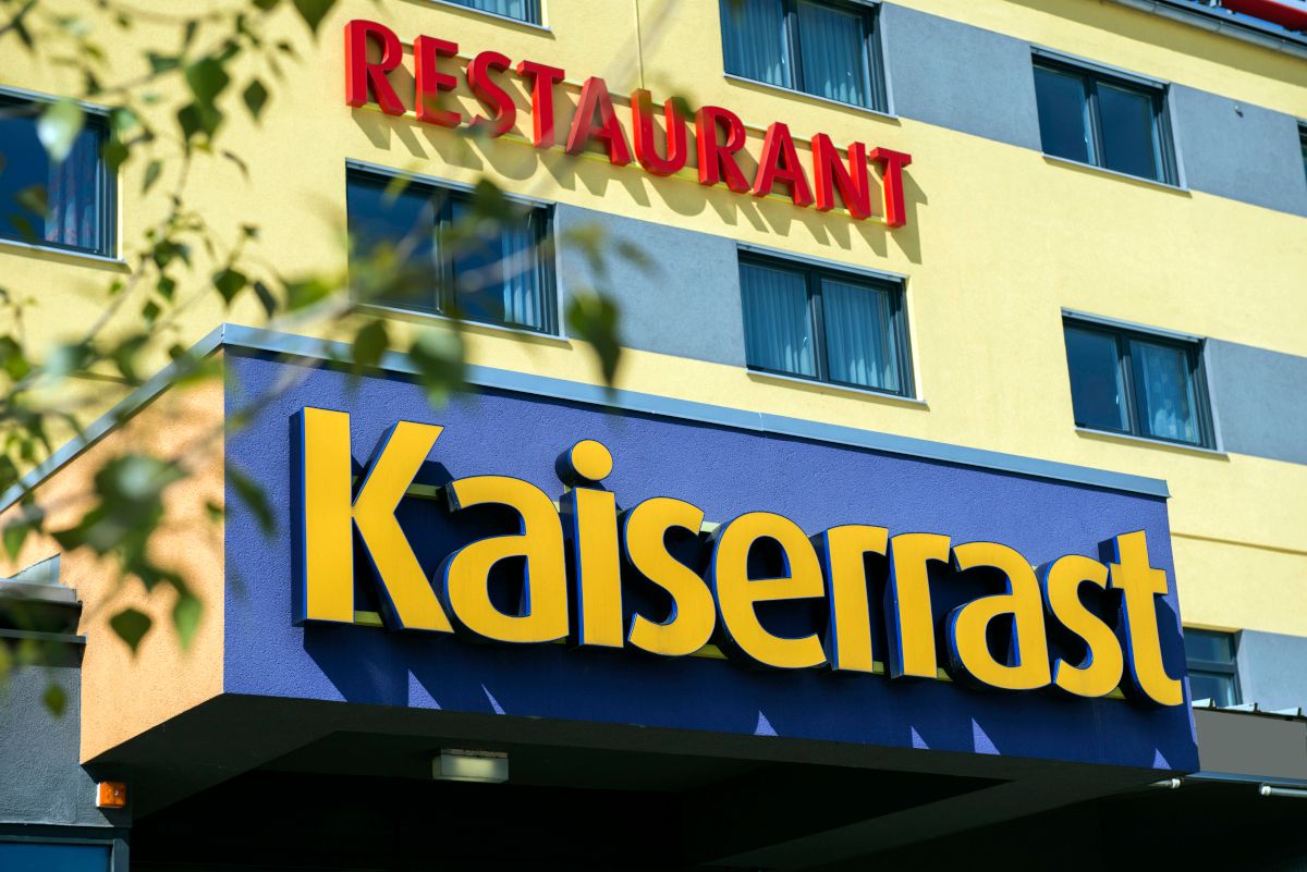 Vchod do budovy s nápismi "Kaiserrast" a "Restaurant".