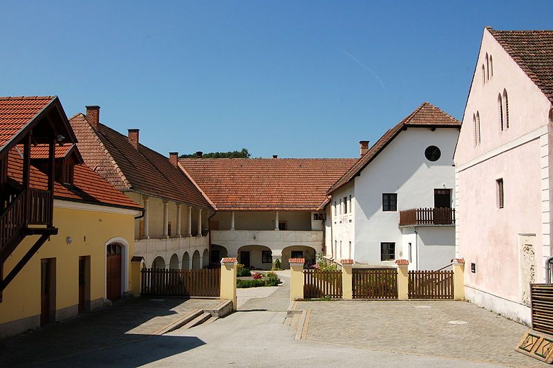 Vnútorné nádvorie Dominikalhof Bromberg s historickými budovami a červenými škridlovými strechami.