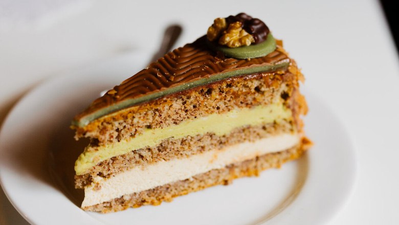 Culinary journey, Ghega cake with pistachios and nut nougat, Konditerei Alber, Payerbach, Vienna Alps, &copy; Nieder&ouml;sterreich Werbung/Mara Hohla Herunterladen