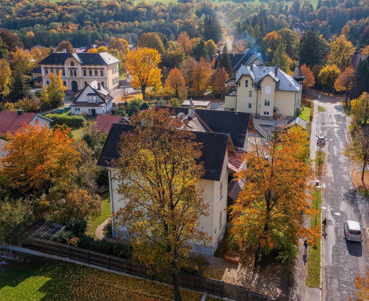 Letecký pohľad na jesenný Payerbach s farebnými stromami a budovami.