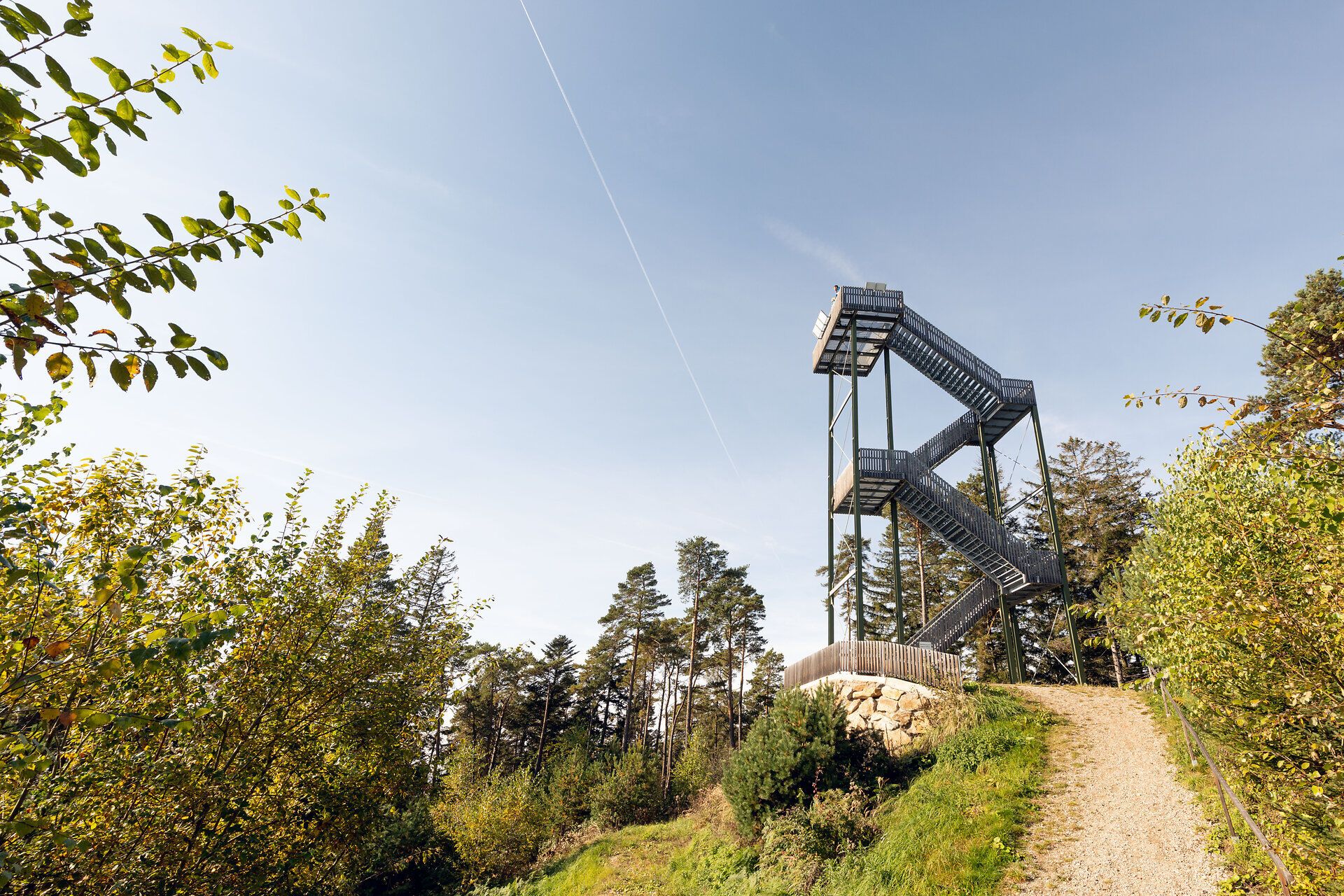 Rozhľadňa sa majestátne týči nad okolitými lesmi a ponúka úchvatný výhľad na kopce v Regione. Toto miesto obklopené sviežou zeleňou a spevom vtákov vás pozýva na dlhšie zotrvanie a oddych. Tu sa leto v horách stane nezabudnuteľným zážitkom.
