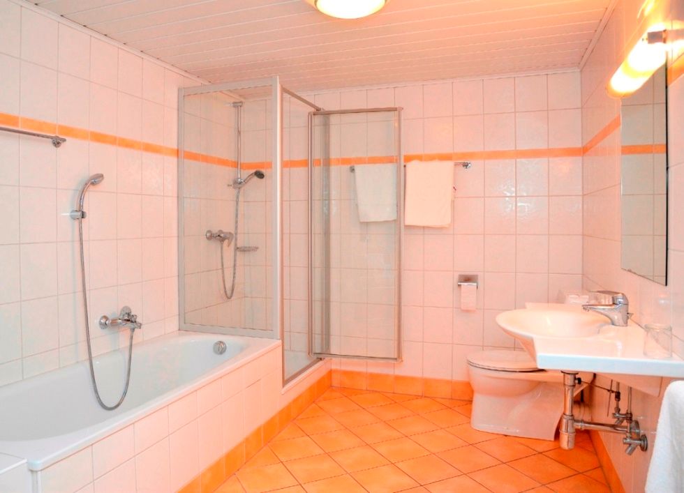 Moderná kúpeľňa s vaňou, sprchovacím kútom, umývadlom a WC.