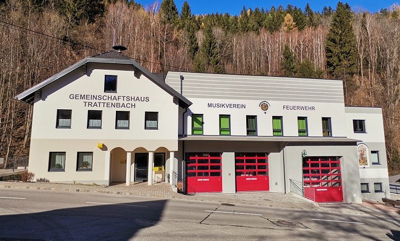 Komunitné centrum Trattenbach s hudobným klubom a hasičským zborom, obklopené lesom.