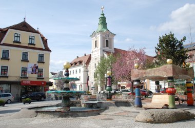 Hlavné námestie v Zwettli s fontánou Hundertwasserbrunnen, © Stadtgemeinde Zwettl, Monika Prinz