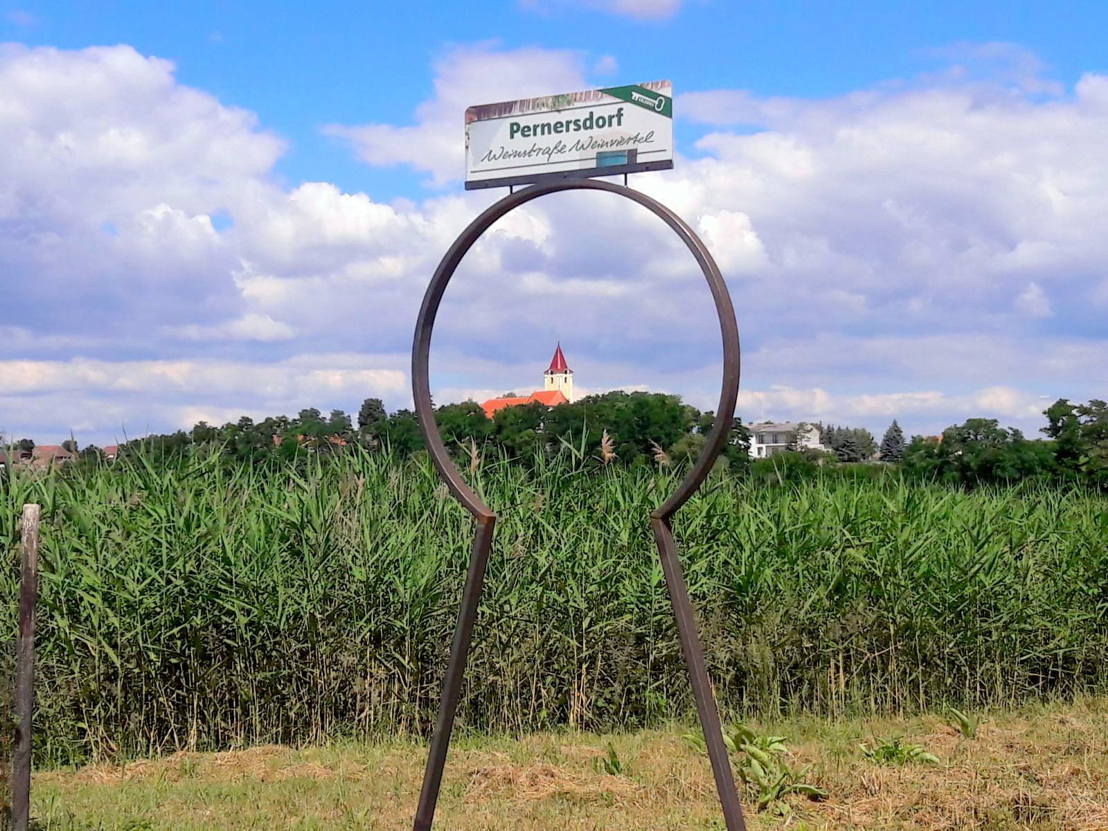 Pohľad na kostol v Pernersdorfe cez kľúčovú formu.