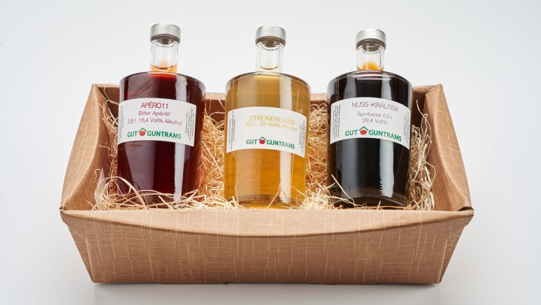 Tri fľaše likérov v darčekovom balení.