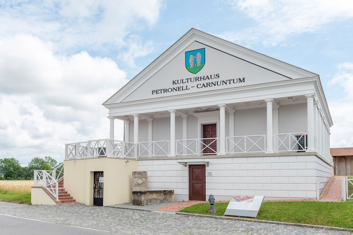 Kultúrne centrum Petronell-Carnuntum s klasickou fasádou a stĺpmi.