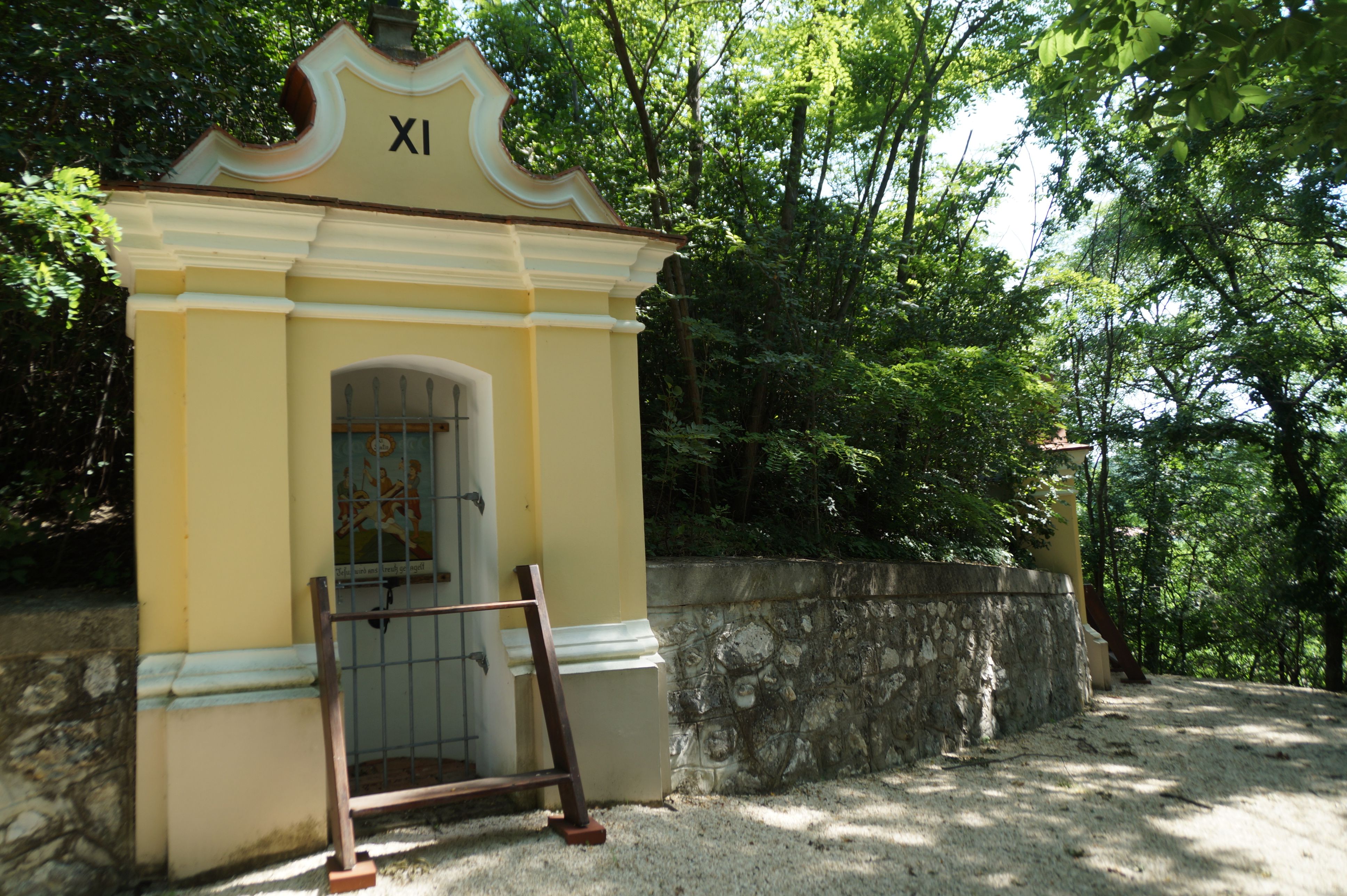 Kalvárska stanica XI v Staatzi, obklopená stromami.