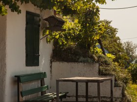 Pr&iacute;jemn&eacute; miesto v tieni viniča v&aacute;s poz&yacute;va na posedenie. Jemn&yacute; v&aacute;nok a jemn&eacute; &scaron;umenie listov vytv&aacute;raj&uacute; uvoľnen&uacute; atmosf&eacute;ru, ktor&aacute; je ide&aacute;lna na oddych v pr&iacute;rode.