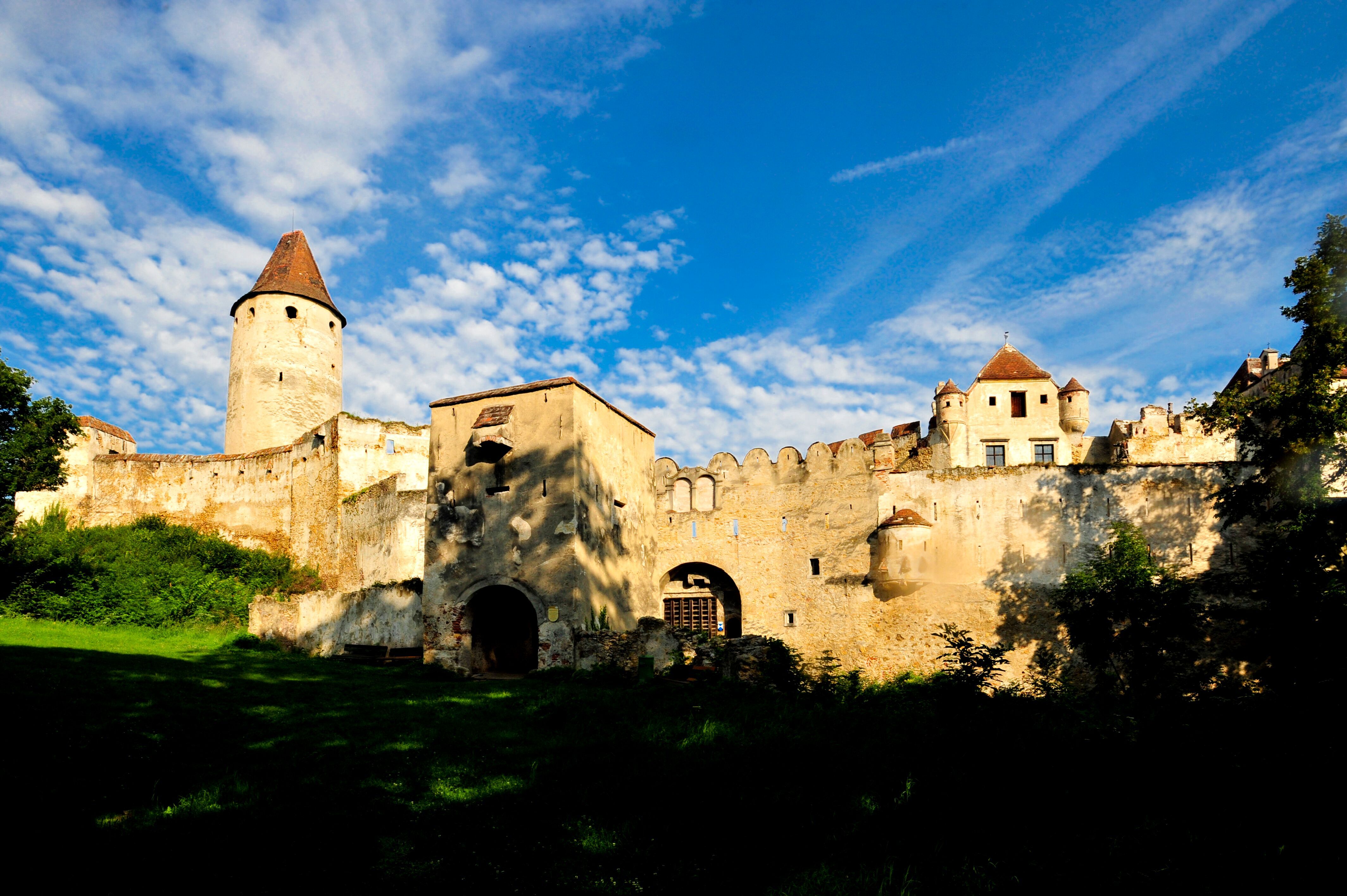 Hrad Seebenstein s modrou oblohou a mrakmi v pozadí.