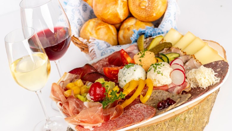 Food example at the wine tavern Höllmüller in Joching, © Familie Höllmüller