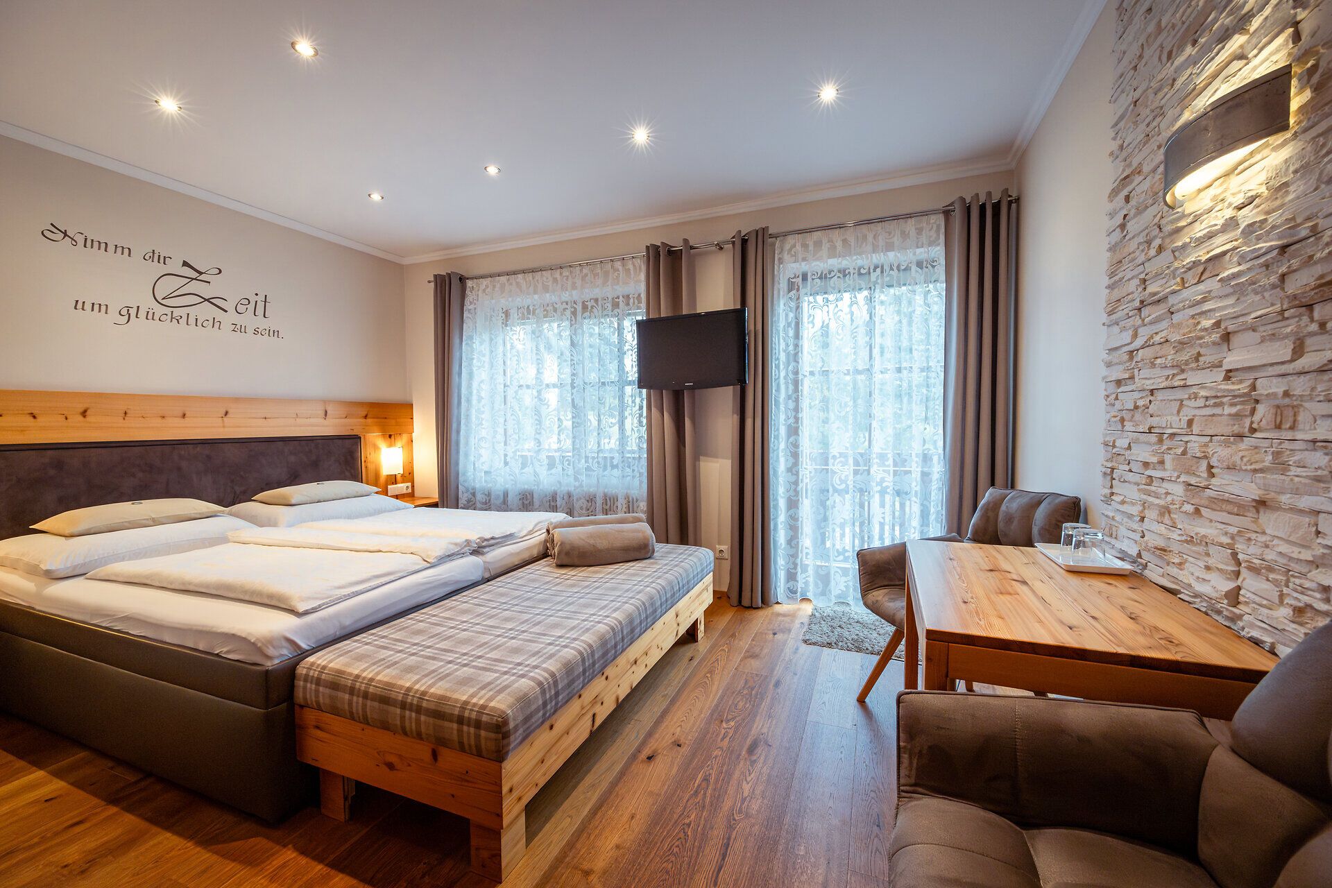 In einem einladenden Zimmer mit warmen Holztönen und sanftem Licht lädt die gemütliche Atmosphäre zum Entspannen ein. Die großen Fenster bieten einen Blick auf die umliegende Natur, während die stilvolle Einrichtung den Charme des ländlichen Lebens widerspiegelt. Hier findet man den perfekten Rückzugsort, um die Seele baumeln zu lassen und die Schönheit der Wiener Alpen zu genießen.