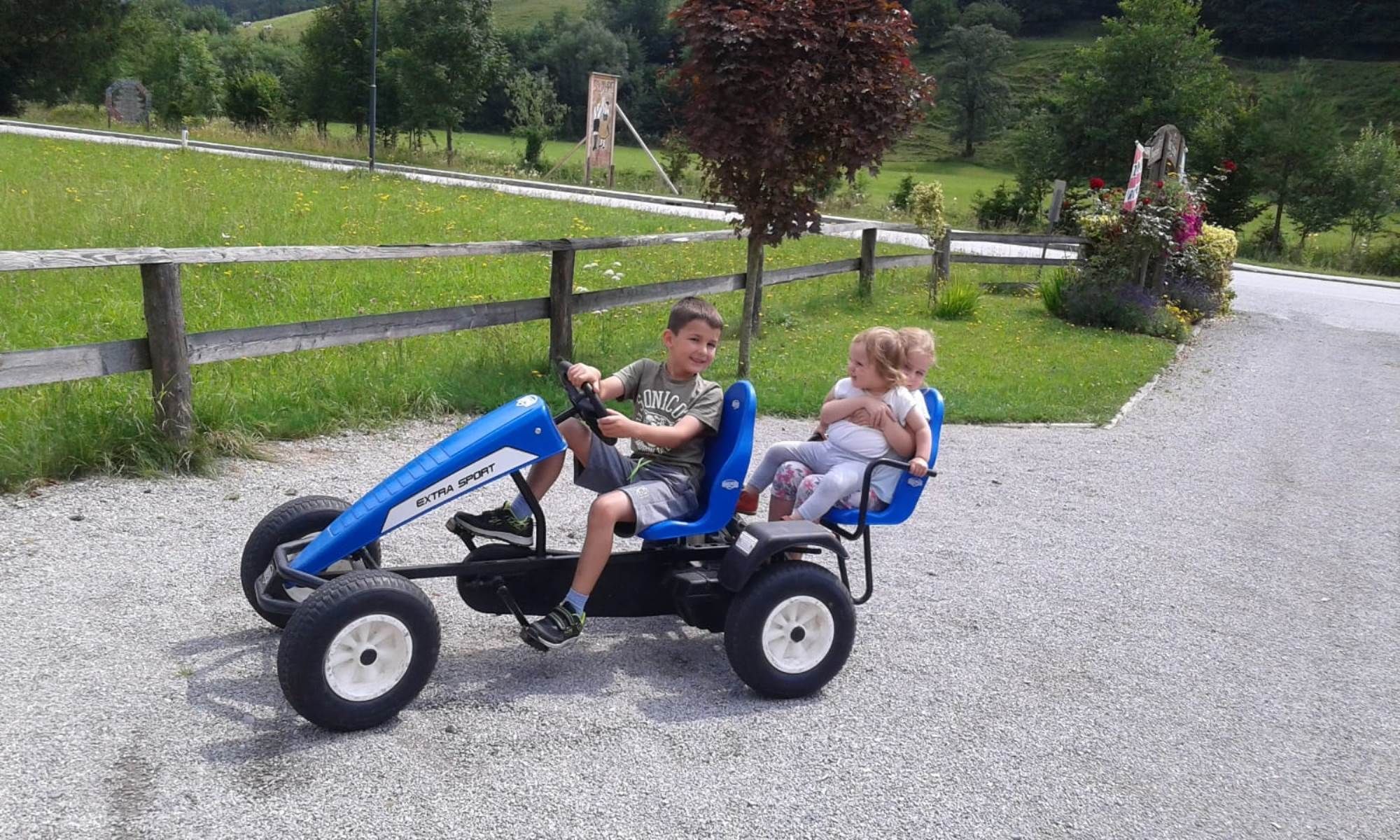 Deti s motokárami