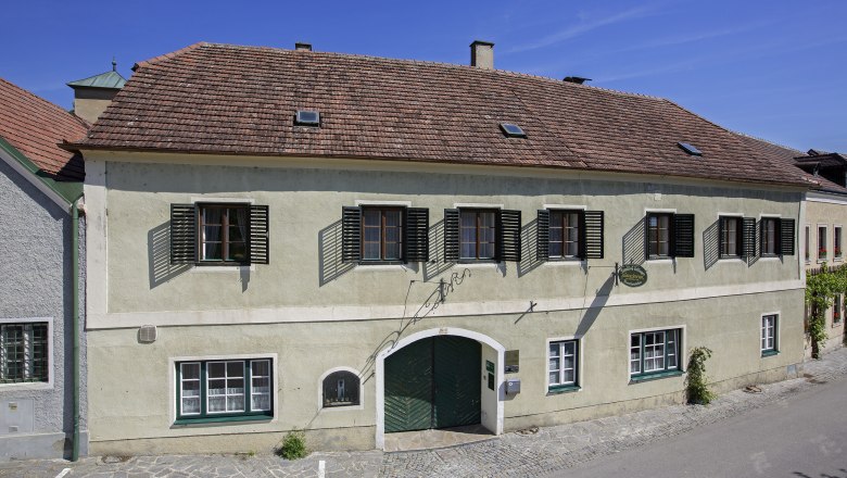 Dinstlhof exterior view, &copy; Monika Loeff