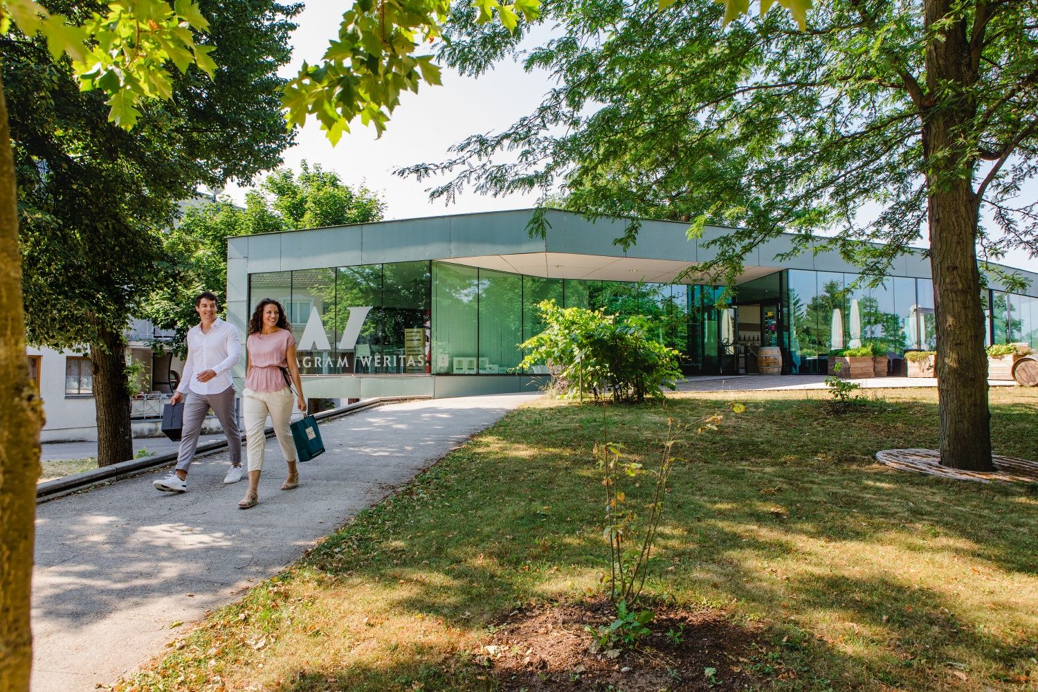 Pár pred miestnou vinotékou s nákupom v ruke.