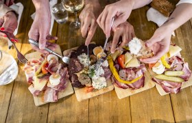 Heurigen snack, &copy; Weinviertel Tourismus GmbH / Herbst