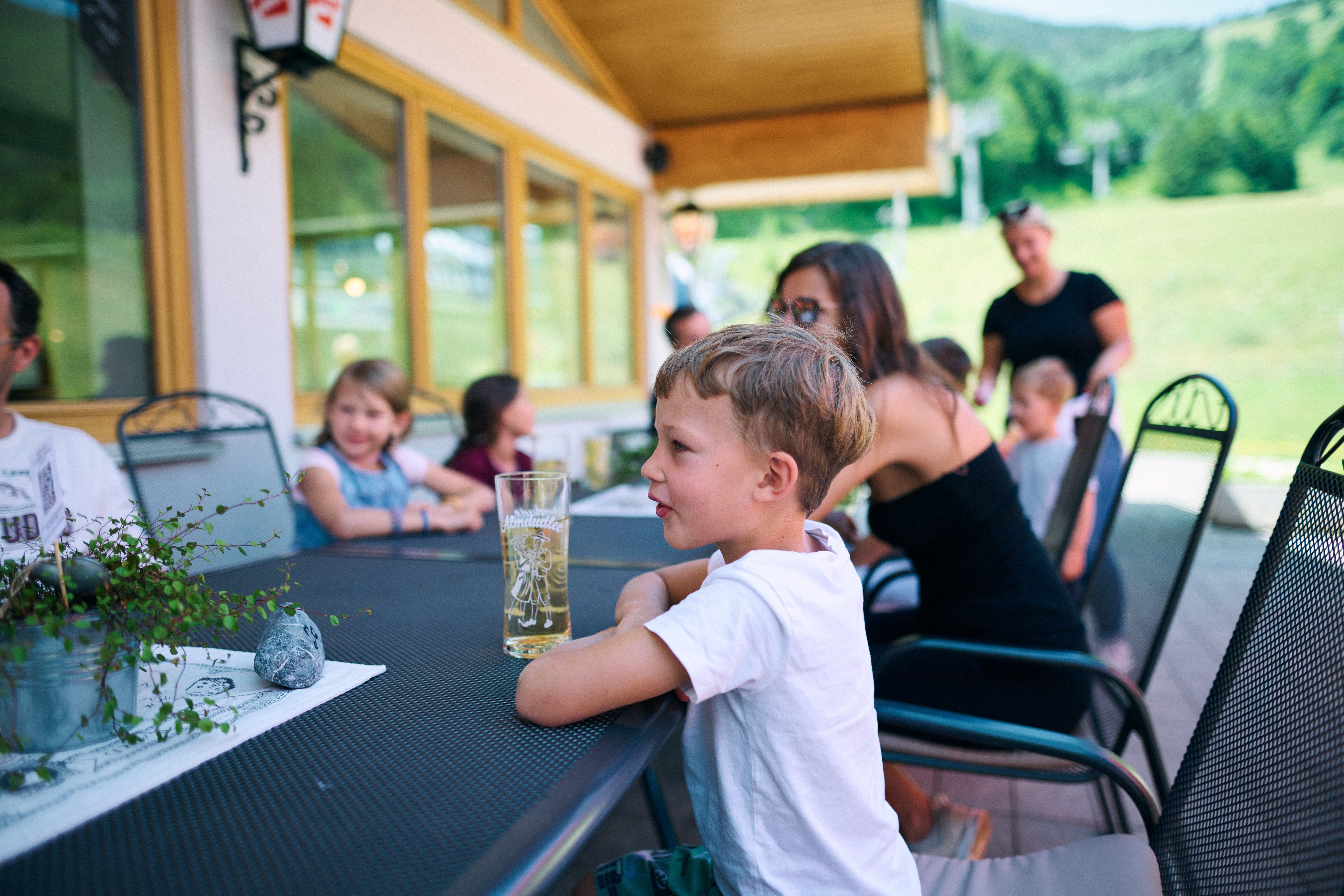 Rodina sa posilňuje na terase Lahning-inn