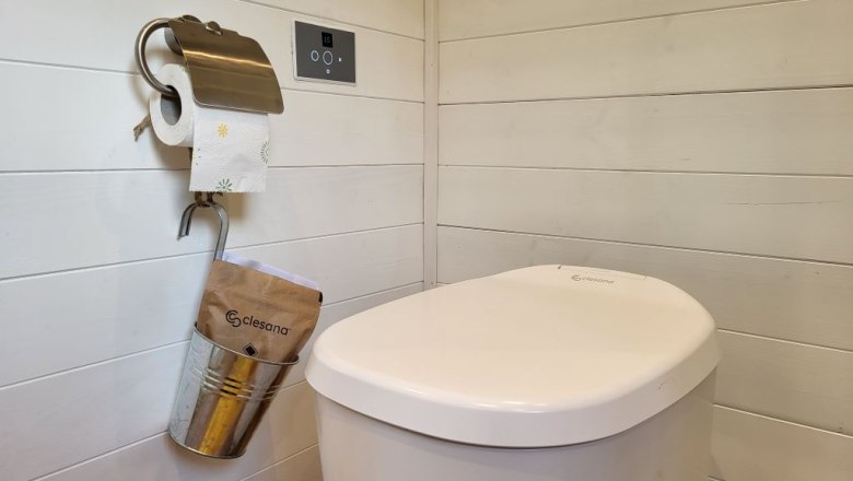 Bezvod&eacute; WC Clesana so zv&aacute;ran&iacute;m vakov v miestnosti s dreven&yacute;m obložen&iacute;m.