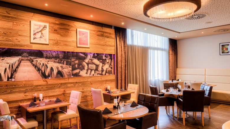 Restaurant, &copy; Foggy Mix