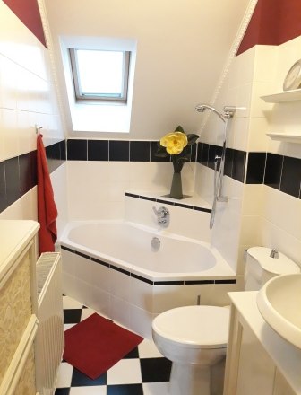 Kúpeľňa s rohovou vaňou, © bed and pool