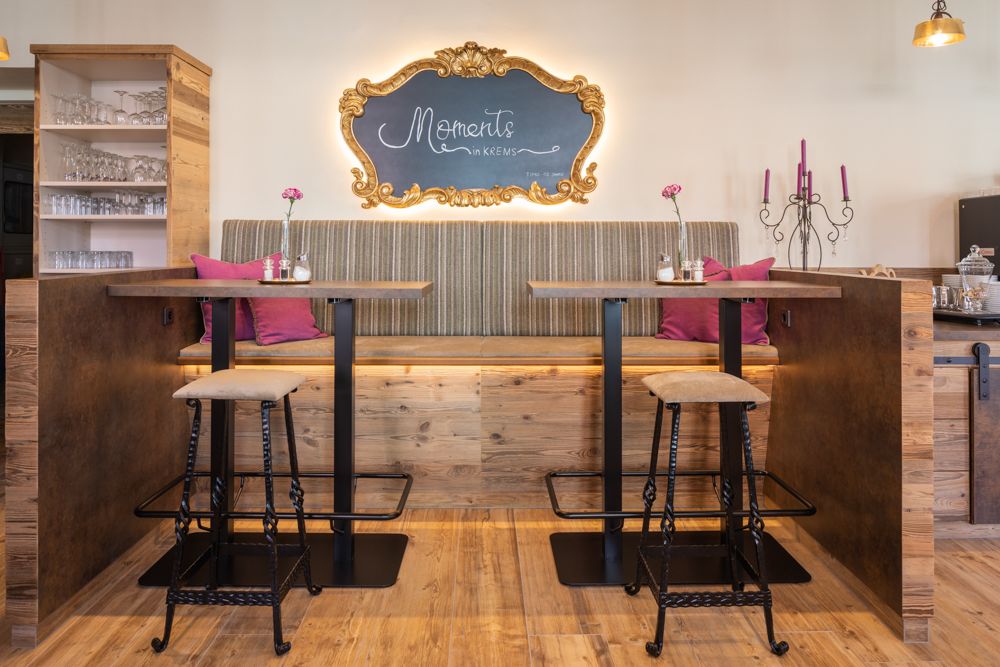 Útulná raňajková zóna s dreveným nábytkom a dekoráciami.