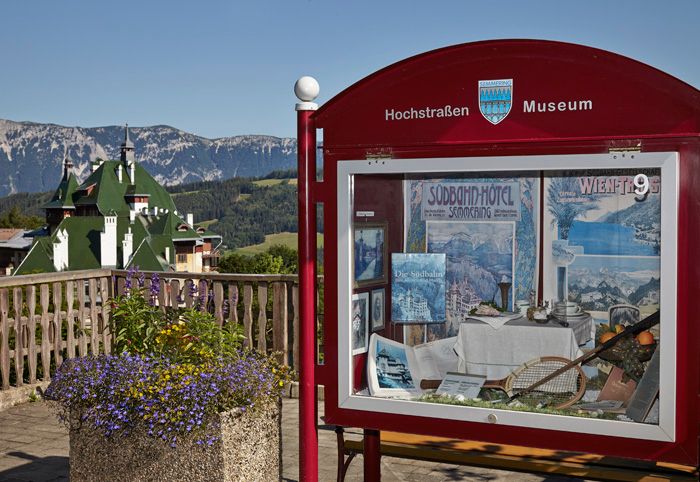 Vitrína High Road Museum s horskou krajinou v pozadí.