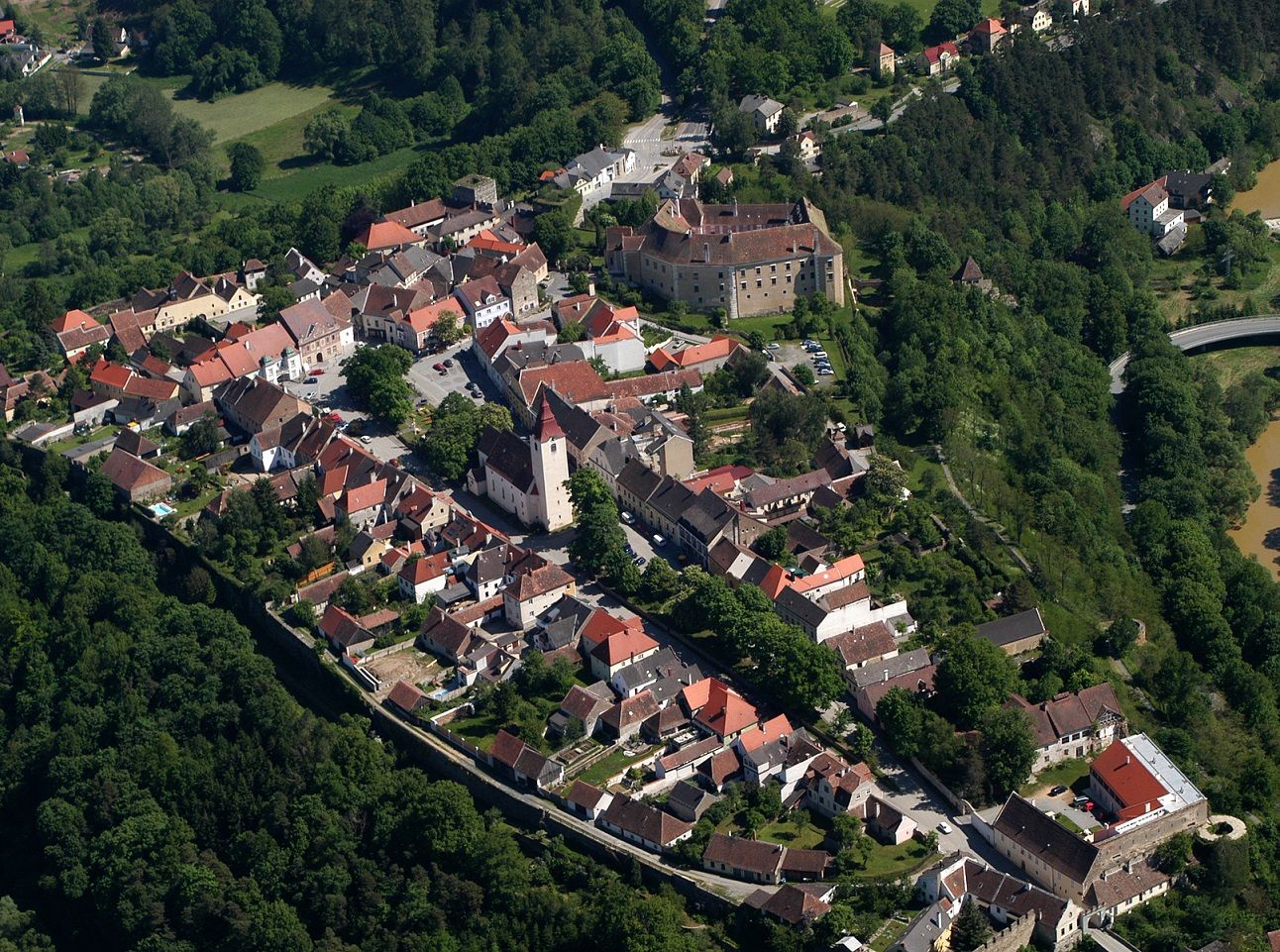 Letecký pohľad na mesto Drosendorf s historickými budovami a zeleným okolím.