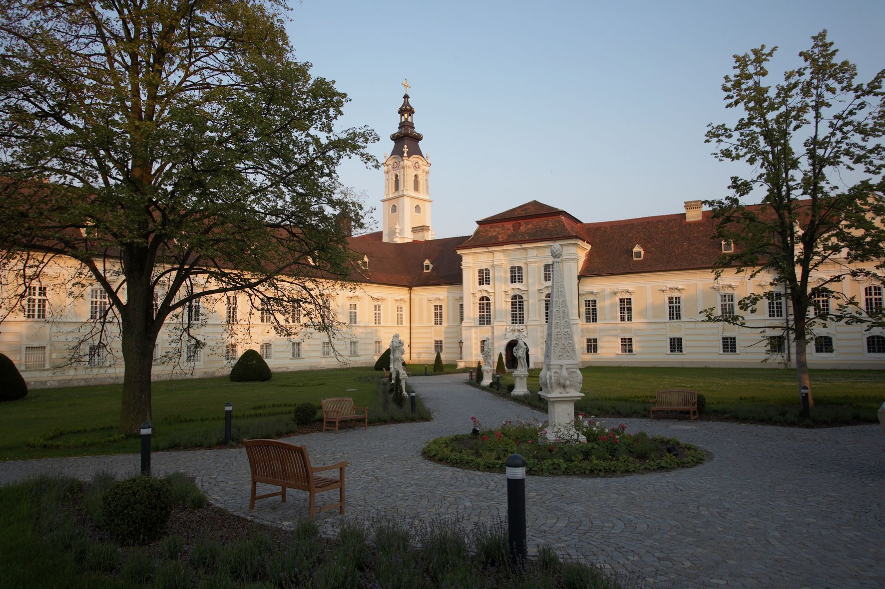 Opátstvo Altenburg so záhradou a sochami v popredí.