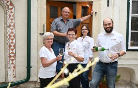 Family in the courtyard, &copy; Dagmar H&auml;ndler