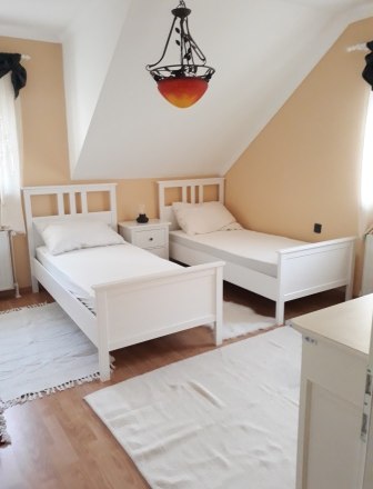 Spálňa s oddelenými posteľami, © bed and pool