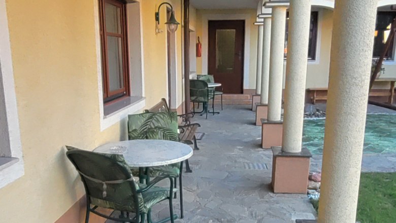 In the arcade courtyard, &copy; Arkadenhof Schneider