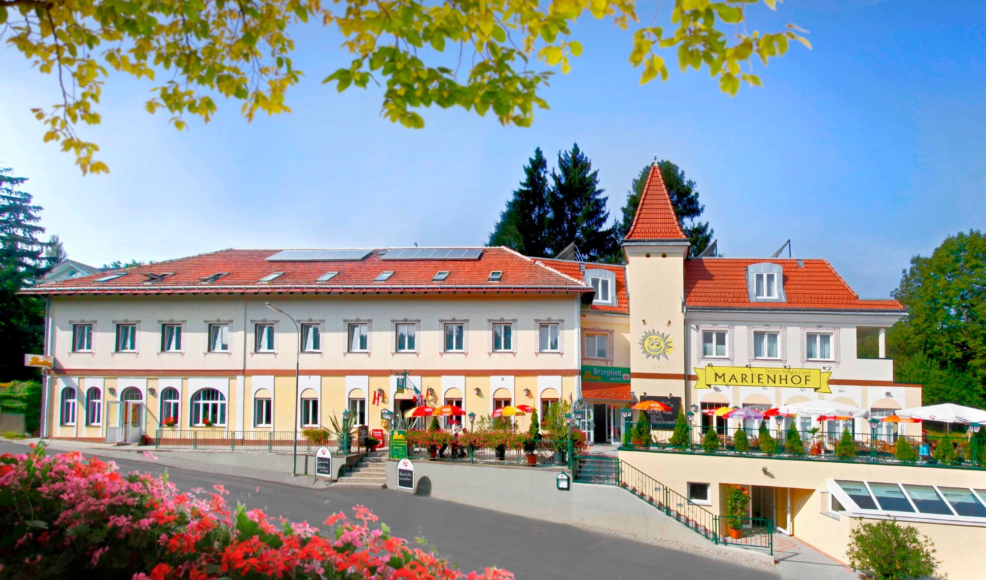 Hotel Marienhof, pohľad na dom s kvetmi