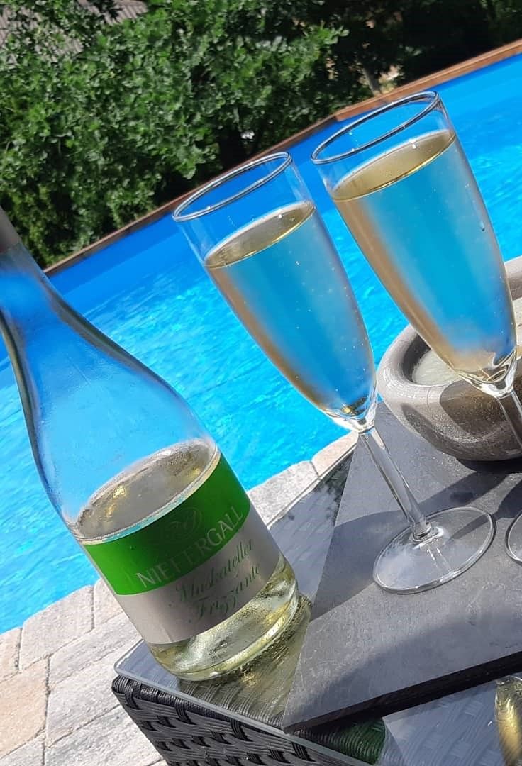 Vinárstvo Niefergall Wolfsthal, Muskateller Frizzante, fľaša a 2 poháre
