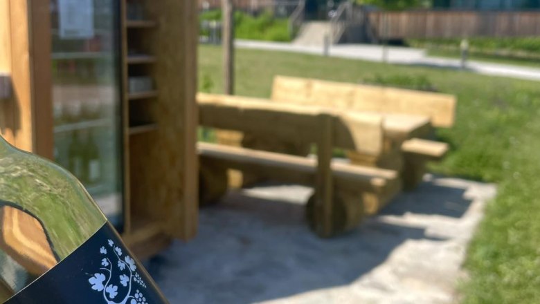 Cyclist's rest, &copy; Weingut Grillmeier-Ladentrog