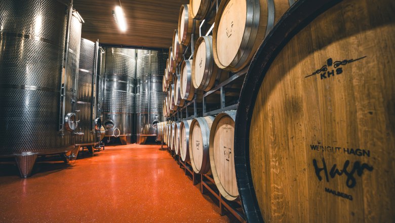 V&iacute;nna pivnica s dreven&yacute;mi sudmi a n&aacute;držami z nehrdzavej&uacute;cej ocele.