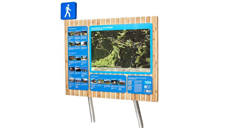 Informačná tabuľa turistického chodníka s mapou a informáciami.