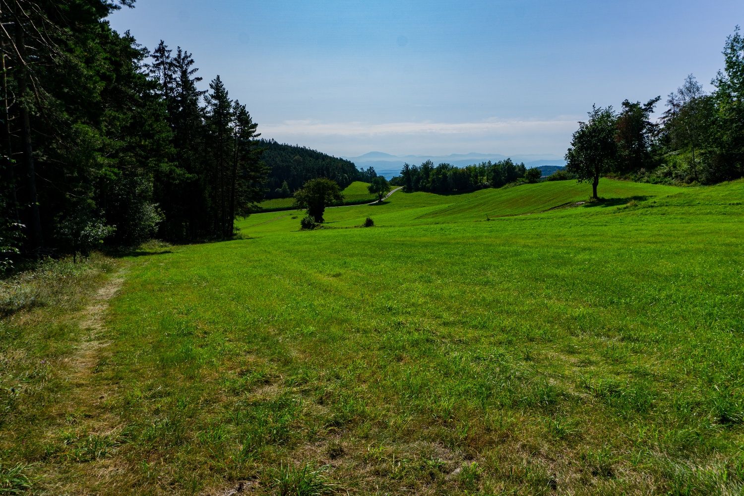Za sedlom výhľad na alpské úpätie