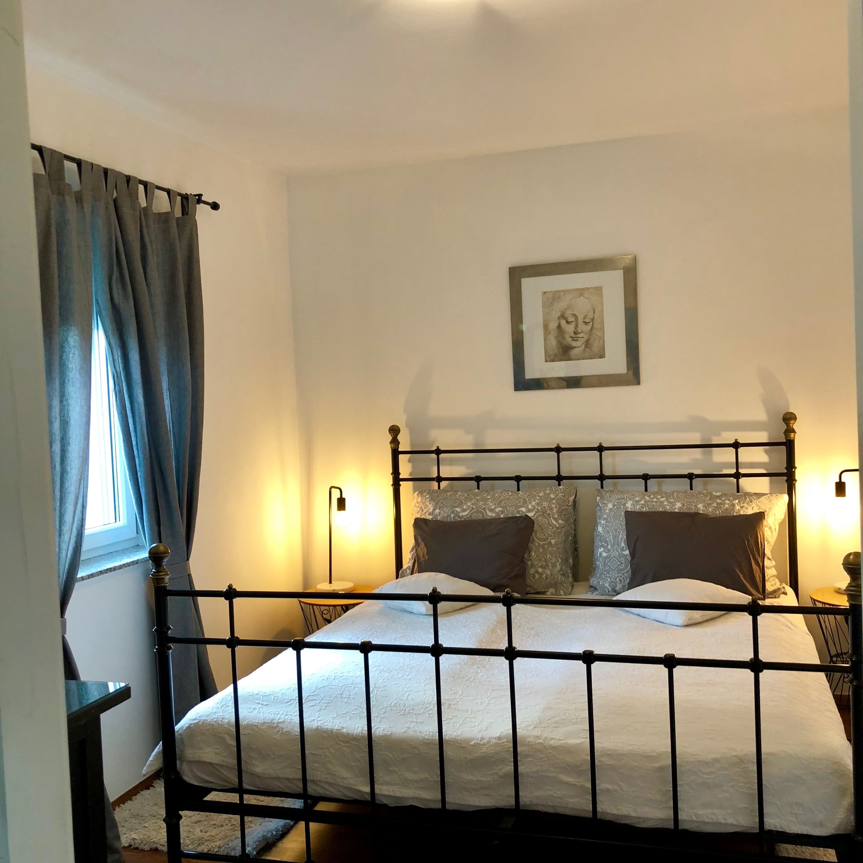 Jednoducho zariadená spálňa s posteľou a pokojnou atmosférou.