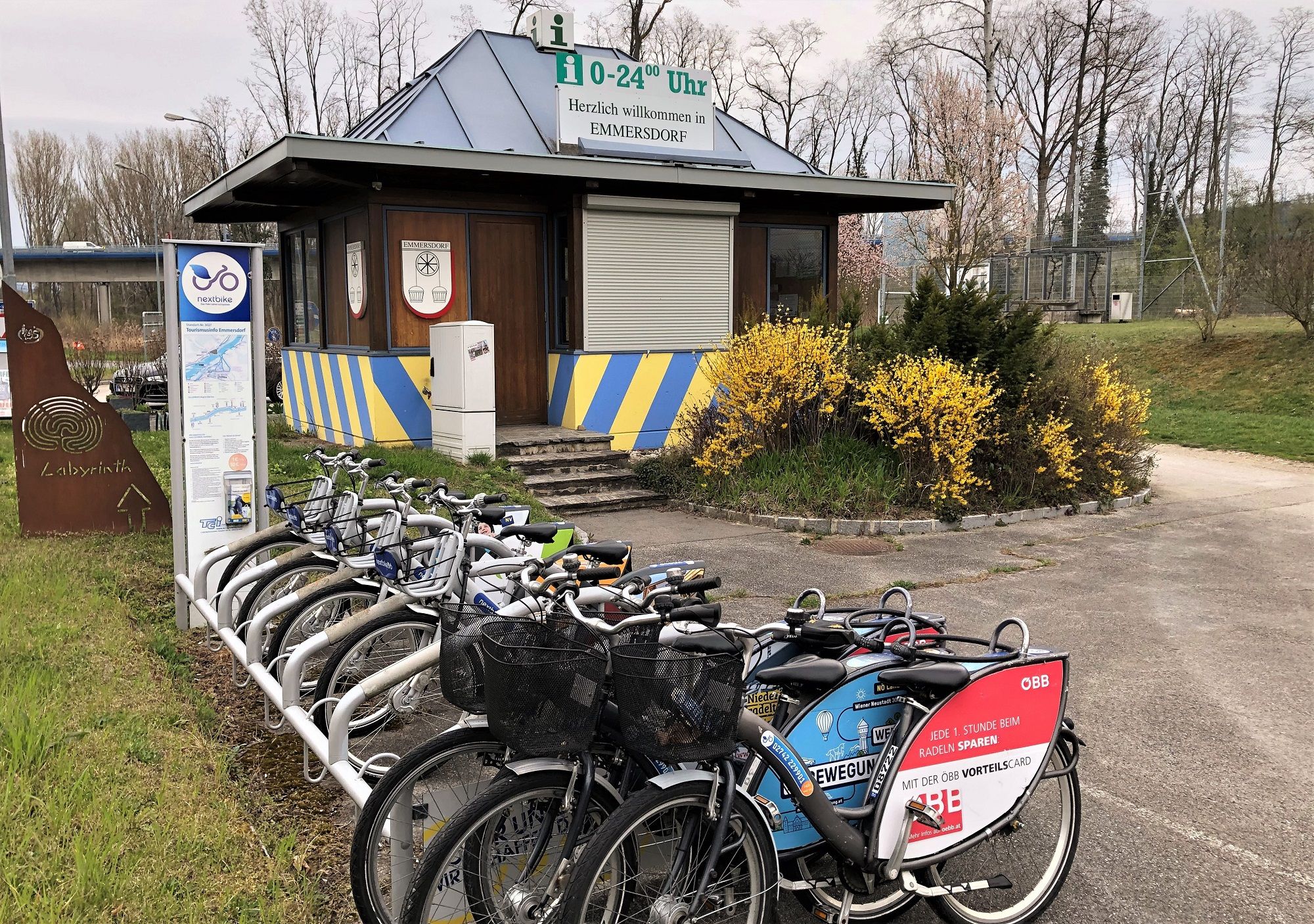 Turistické informačné miesto na kruhovom objazde v Emmersdorfe