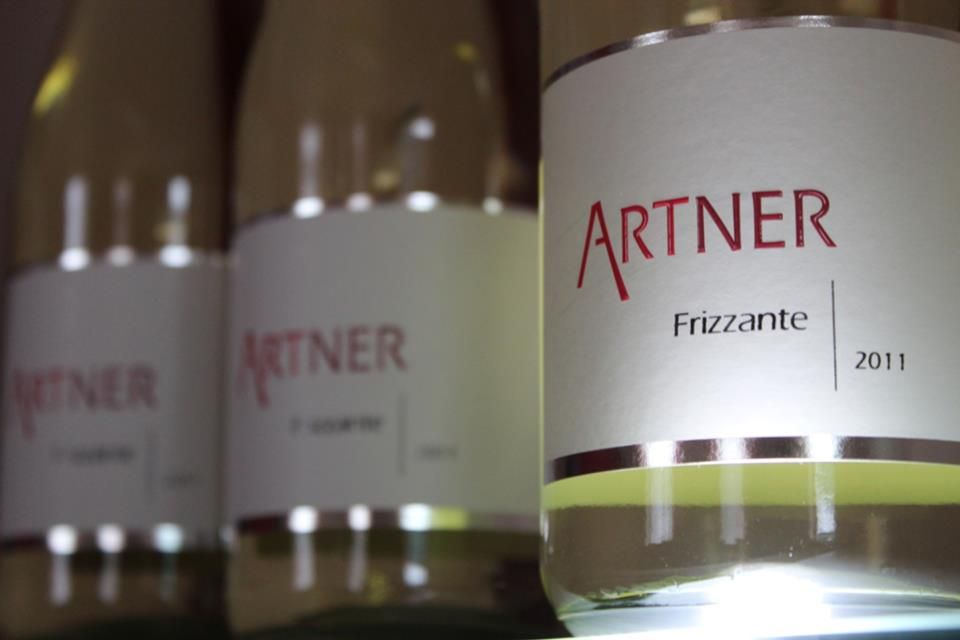 Detailný záber na fľaše vína s etiketou "Artner Frizzante 2011".