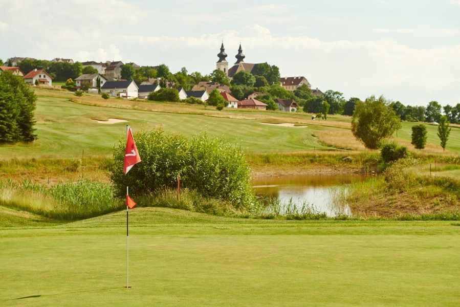 Pohľad z golfového ihriska na baziliku v Maria Taferl