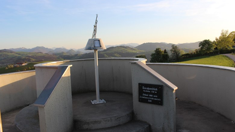 Otočn&aacute; &scaron;&iacute;pka pom&aacute;ha identifikovať okolit&eacute; vrchy, &copy; P&ouml;chacker - Mostviertel Tourismus