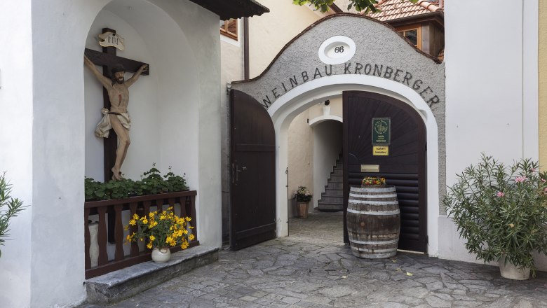Eingangsbereich zum Weingut Kronberger Karl, © Monika Loeff