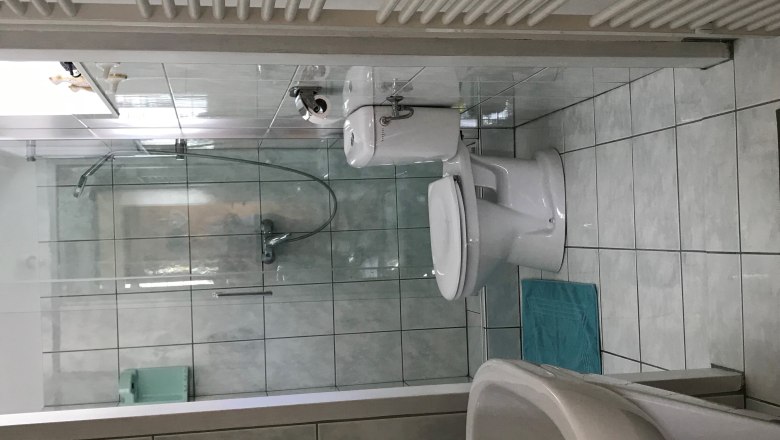 Modern&aacute; k&uacute;peľňa so sprchovac&iacute;m k&uacute;tom, WC a um&yacute;vadlom.