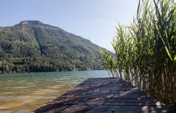 Moderný dom s horou v pozadí počas slnečného dňa.